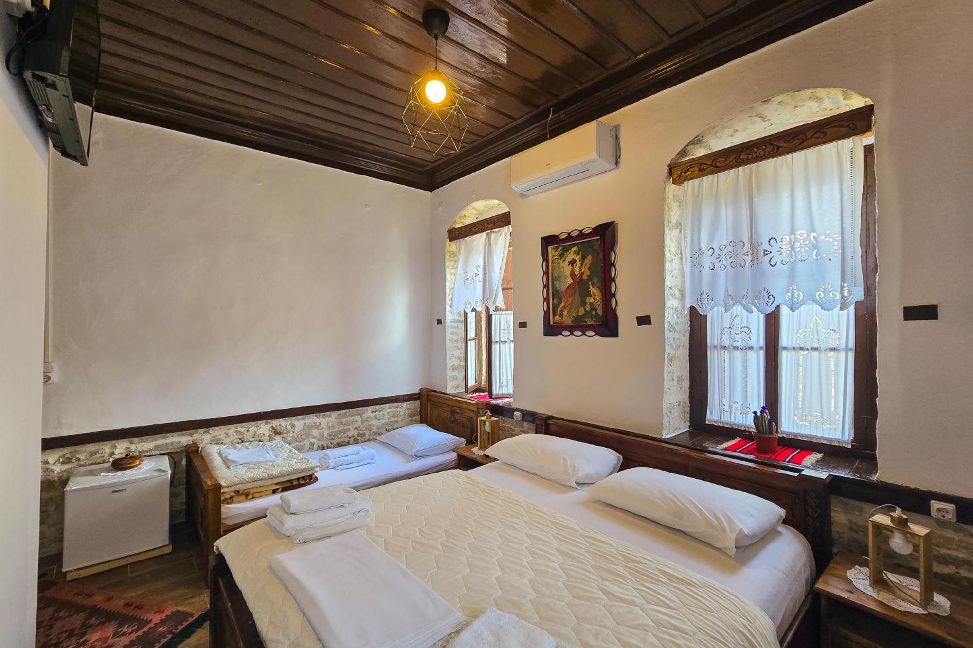Silver Hill Guesthouse Gjirokastër Eksteriør billede