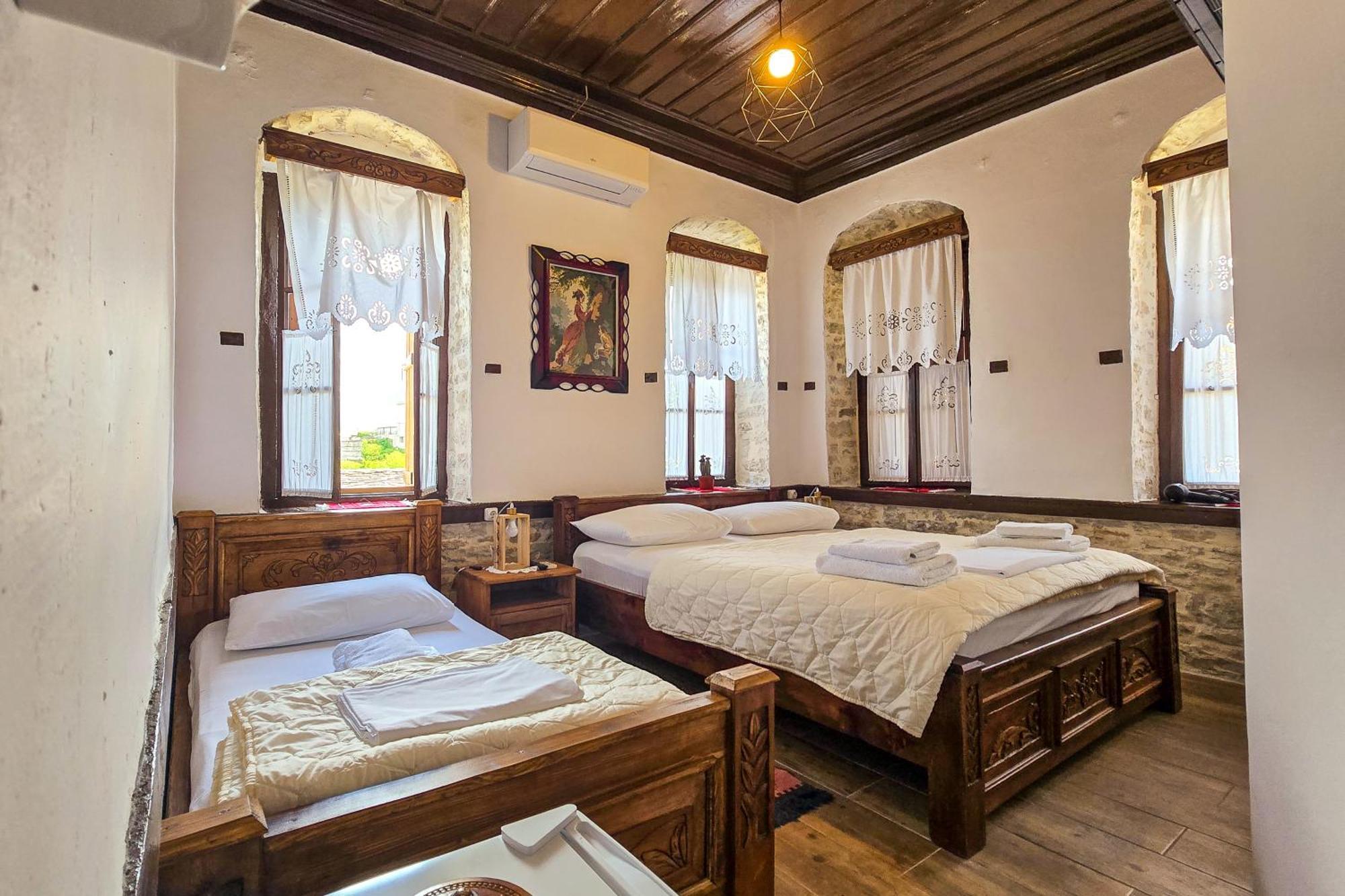 Silver Hill Guesthouse Gjirokastër Værelse billede